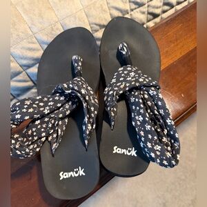 Sanuk Black and White Patterned Sandals